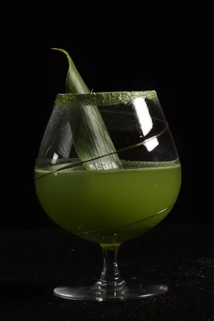 Cocktail Cardamom Leaves and Apple
